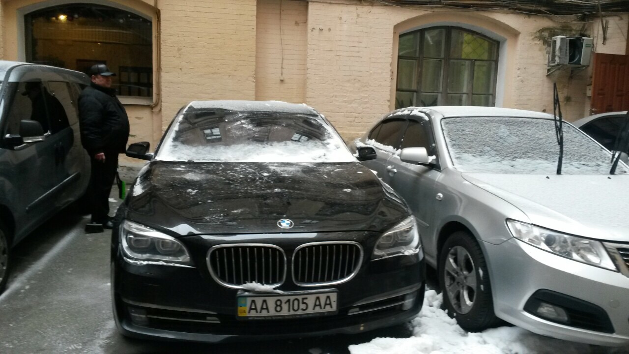 Автомобіль BMW 750LІ, реєстраційний номер АА8105АА (рік випуску - 2012, об’єм двигуна  - 4395 см3, колір – чорний); Навігаційна система; Основні засоби в кількості  681  одиниці 