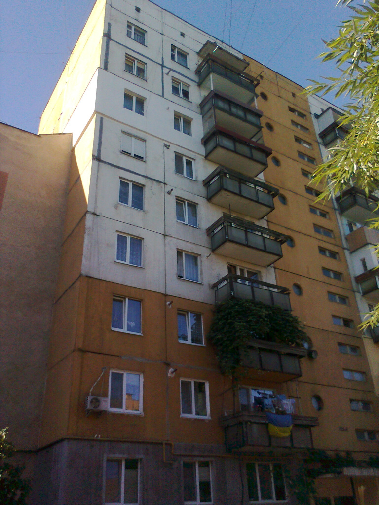 Квартира загальною площею 65,7 кв .м., що розташована за адресою: м.Ужгород, вул. Тлехаса, 76/74, кв. 33.  Основні засоби у кількості 172 одиниць 